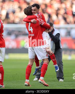 Mainz, Deutschland. März 2026. 22.03.2026, Fussball-Bundesliga, 1. FSV Mainz 05 - Eintracht Frankfurt, v.l., Stefan Posch (FSV Mainz 05), Paul Nebel (FSV Mainz 05) jubelnd/bejubelt/jubeln DFL/DFB-VORSCHRIFTEN VERBIETEN DIE VERWENDUNG VON FOTOGRAFIEN ALS BILDSEQUENZEN UND/ODER QUASI-VIDEO. Xdcx (Foto von HMB Media/Claus/SIPA USA) Credit: SIPA USA/Alamy Live News Stockfoto