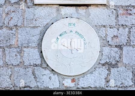 Historische Steinsonnenuhr an der Kirche St. Cosmas und Damian Wall, Velo Grablje Ethno-Eco Village, Insel Hvar, Kroatien Stockfoto