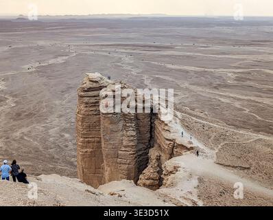 Panoramablick auf dramatische Klippen am Rande der Welt (Jabal Tuwaiq) nach Sonnenuntergang, Saudi-Arabien Stockfoto