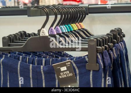 Ordentlich angeordnete Hosen hängen an schwarzen Kleiderbügeln. Brünn 21. März 2026 Stockfoto