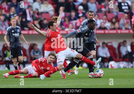 Mainz, Deutschland. März 2026. 22.03.2026, Fussball-Bundesliga, 1. FSV Mainz 05 - Eintracht Frankfurt, v.l., Dominik Kohr (FSV Mainz 05), Arnaud Kalimuendo (Eintracht Frankfurt) DFL/DFB-VORSCHRIFTEN VERBIETEN DIE VERWENDUNG VON FOTOGRAFIEN ALS BILDSEQUENZEN UND/ODER QUASI-VIDEO. Xdcx (Foto von HMB Media/Claus/SIPA USA) Credit: SIPA USA/Alamy Live News Stockfoto