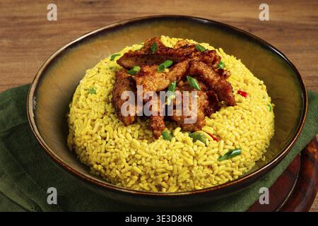 Knuspriges Hähnchenfilet in Sojasauce, mit gebratenem Reis, hausgemacht, keine Leute Stockfoto