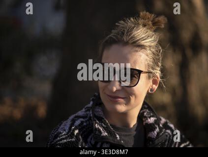 Junge Frau, Porträt, Blondine mit Sonnenbrille, Sonne genießen, Stuttgart, Baden-Württemberg, Deutschland Stockfoto