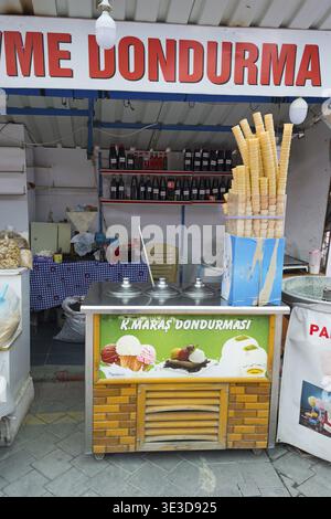 Eisstand auf einem Markt, mit großen Stapel Eiskegel und Kühlschrank, Markt, Karahayit, Karahiyit, Pamukkale, Denizli, Türkei Stockfoto