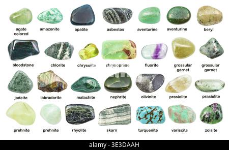 Sammlung verschiedener grüner Edelsteine mit Namen (Chlorit, Malachit, Prehnit, Chrysoprase, Skarn, aventurin, Grossolit, Prasiolith, Apatit, turq Stockfoto