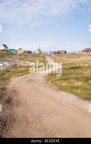 Saqqaq Dorfweg führt zu farbenfrohen grönländischen Häusern Stockfoto