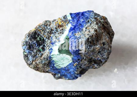 Nahprobe von rohem Azurit und Malachitmineral auf weißem Marmorhintergrund Stockfoto
