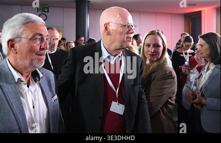Mainz, Deutschland. März 2026. Roger Lewentz (SPD, l), ehemaliger Innenminister von Rheinland-Pfalz, und der ehemalige Ministerpräsident von Rheinland-Pfalz und ehemaliger SPD-Bundesvorsitzender Rudolf Scharping stehen bei der SPD-Wahlpartei nebeneinander. In Rheinland-Pfalz wurde am Sonntag ein neuer landtag gewählt. Quelle: Boris Roessler/dpa/Alamy Live News Stockfoto