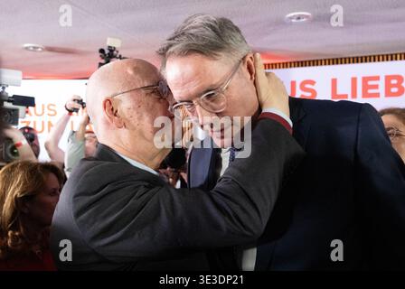 Mainz, Deutschland. März 2026. Bundespräsident Alexander Schweitzer (SPD, r) tritt im Repräsentantenhaus in die Parlamentskammer der SPD-Landtagsfraktion ein und wird vom ehemaligen Ministerpräsidenten Rheinland-Pfälziens und ehemaligen SPD-Bundesvorsitzenden Rudolf Scharping begrüßt. In Rheinland-Pfalz wurde am Sonntag ein neuer landtag gewählt. Quelle: Boris Roessler/dpa/Alamy Live News Stockfoto
