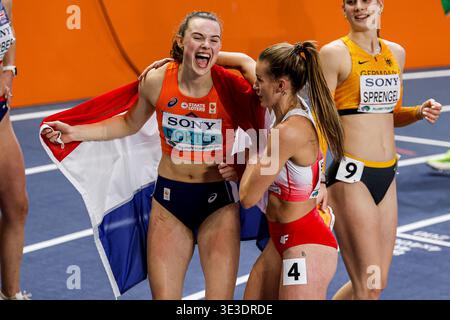 Sofie Dokter aus den Niederlanden gewann die Goldmedaille an Adrianna Sulek-Schubert aus Polen, nachdem sie am 22. März 2026 in Torun, Polen, am 3. Tag der Leichtathletik-Hallenweltmeisterschaft Kujawy Pomorze 2026 auf dem 800-Meter-Pentathlon der Frauen teilgenommen hatte. (Foto: Marcel ter Bals/MTB-Photo/Alamy Live News) Stockfoto