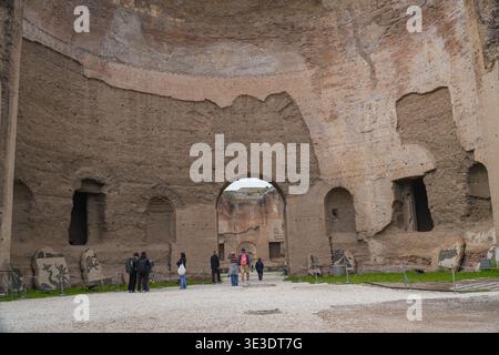 Bäder von Caracalla, Terme di Caracalla. Rom, Italien. Kaiserliche Badruinen aus dem 3. Jahrhundert, die massive Ziegelsteinmauerwerke und Touristen zeigen. Stockfoto