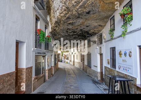 Setenil de Las Bodegas, Andalusien, Spanien Stockfoto