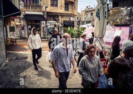 Tel Aviv, Israel, 22. März 2026 Menschen stürmen in einen öffentlichen Luftschutzraum oder eine Mklat und warten drinnen während einer Luftangriffsirene in der Florentin neig Stockfoto