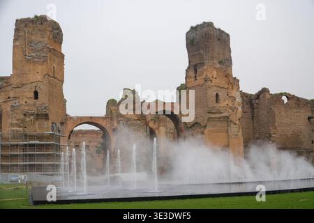 Bäder von Caracalla, Terme di Caracalla. Rom, Italien. Alte römische Reichsruinen stehen im Kontrast zu modernen Springbrunnen. Stockfoto