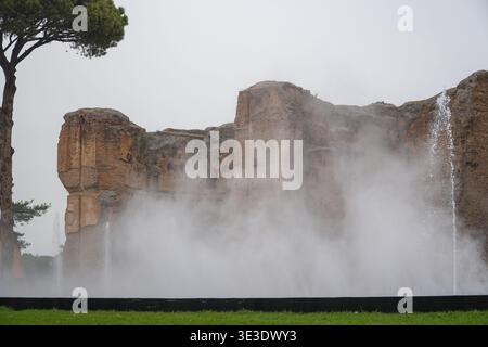Bäder von Caracalla, Terme di Caracalla. Rom, Italien. Ruinen aus dem 3. Jahrhundert, die von modernen Springbrunnen in Nebel gehüllt wurden. Stockfoto