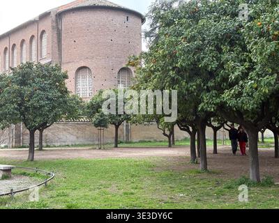 Giardino degli Aranci, Orangengarten. Rom, Italien. Romantischer Park mit Orangenbäumen und Apsis der Kirche Santa Sabina. Stockfoto