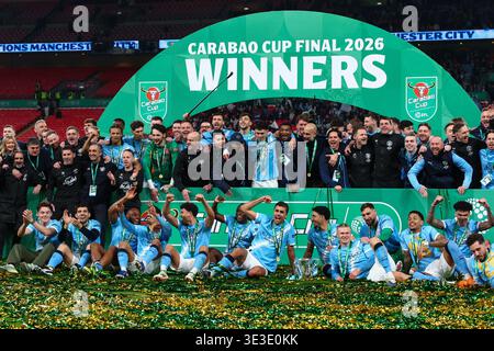 LONDON, Großbritannien - 22. März 2026: Spieler und Mitarbeiter von Manchester City feiern mit der Trophäe nach dem Finale des Carabao Cup zwischen Arsenal FC und Manchester City FC im Wembley Stadium (Credit: Craig Mercer/ Alamy Live News) Stockfoto