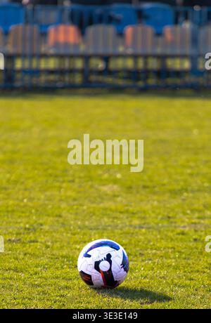 Fußball auf einem grünen Feld mit Kopierraum, Sporthintergrund für Werbung oder Design. Stockfoto