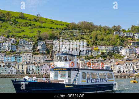 Dartmouth, Devon, England, Großbritannien - 24. April 2025: Kleine Fähre Dartmouth Princess überquert den Fluss Dart von Dartmouth nach Kingswear Stockfoto