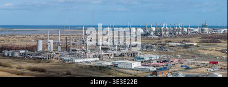 Ölraffinerie bei Middlesbrough und Hartlepool im Nordosten Englands. Aus der Vogelperspektive auf die Ölraffinerie und die umliegende Landschaft und das Meer. Stockfoto