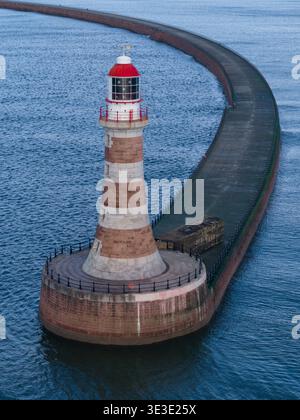 Roker Pier and Lighthouse in Sunderland, Großbritannien. Aus der Vogelperspektive vom Meer mit Blick auf den nordöstlichen Pier und Leuchtturm Stockfoto