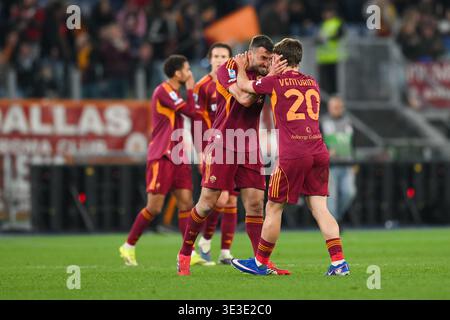 Rom, Italien. März 2026. Olimpico Stadium, Rom, Italien - die Spieler der Roma feiern ihren Sieg am Ende des Spiels während der Serie A Enilive Football Match, Roma vs Lecce, 22. März 2026 (Foto: Roberto Ramaccia/SIPA USA) Credit: SIPA USA/Alamy Live News Stockfoto
