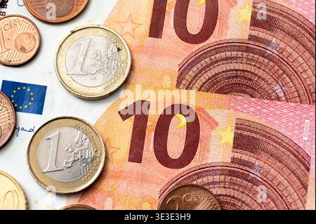 Calgary, Alberta - 13. Februar 2026: Nahaufnahme der Euro-Banknoten und -Münzen. Stockfoto