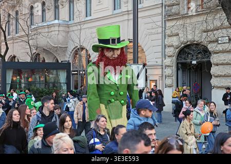 Die riesige Marionette Schmetterling reist durch die Straßen Budapests bei der St. Patrick's Day Parade und Festival in Budapest, Ungarn Stockfoto
