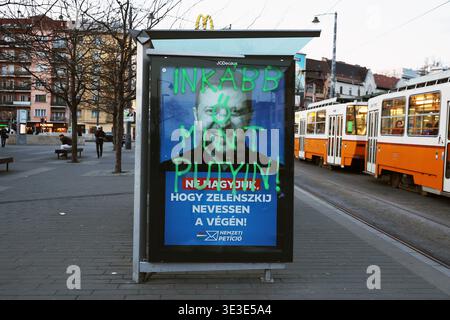 FIDESZ-Propagandaplakat auf der Straße, auf dem der ukrainische Präsident Wolodymyr Zelenskyj „eher ihn, als Putin“ auf Ungarisch gemalt ist Stockfoto