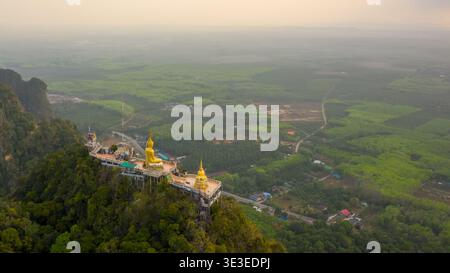 Krabi Provinz, Thailand – 21. Februar 2020: Aus der Vogelperspektive des Tigerhöhentempels (Wat Tham Suea) auf einem bewaldeten Kamm mit umliegender Landschaft. Stockfoto