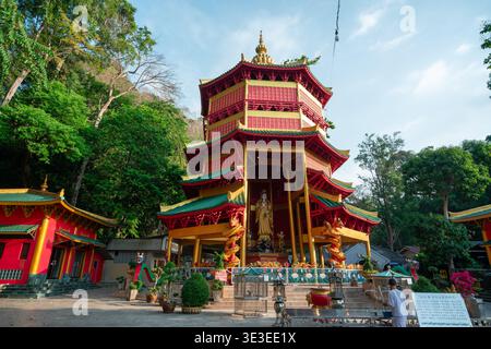 Tiger Cave Temple, Thailand – 21. Februar 2020: Eine rot-goldene Pagode mit Statuen steht im Innenhof des Tiger Cave Temple Complex. Stockfoto