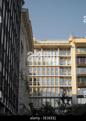Modernes Wohngebäude mit Balkonen, die von unten fotografiert wurden und architektonische Details zeigen Stockfoto