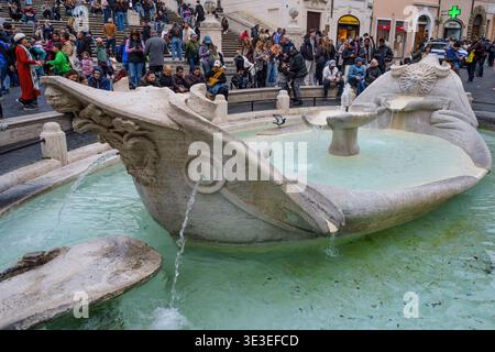 Rom, Italien. März 2026. Der Barcaccia-Brunnen am Weltwassertag in Rom. (Kreditbild: © Marcello Valeri/ZUMA Press Wire) NUR REDAKTIONELLE VERWENDUNG! Nicht für kommerzielle ZWECKE! Stockfoto