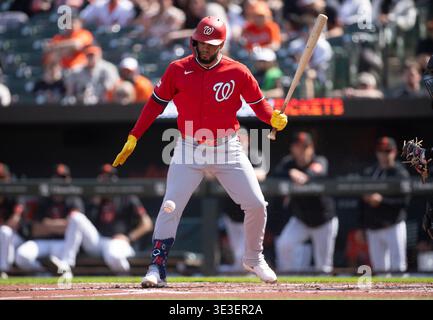 Baltimore, USA. März 2026. BALTIMORE, MD - 22. MÄRZ: Der zweite Baseman der Washington Nationals Luis García Jr. (2) beobachtet den Ball während eines MLB-Spiels zwischen den Baltimore Orioles und den Washington Nationals am 22. März 2026 im Oriole Park in Camden Yards in Baltimore, Maryland. (Foto: Tony Quinn/SipaUSA) Credit: SIPA USA/Alamy Live News Stockfoto