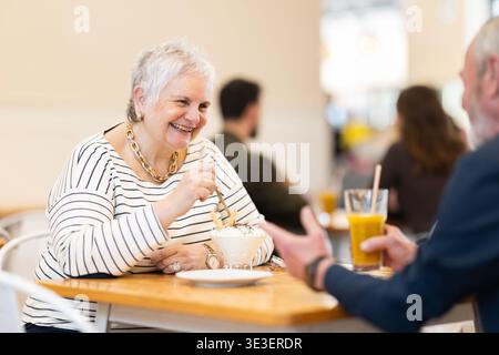 Älteres Ehepaar, das im Café spricht Stockfoto