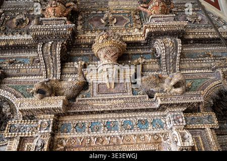 München, Deutschland - 24. März 30: Nahaufnahme von Muscheln und Mosaikschmuck in der Muschelgrotte der Münchner Residenz. Stockfoto