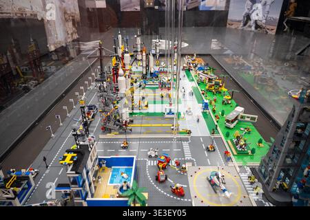 Somma Lombardo, Italien 24. März 23: Detailliertes LEGO-Modell eines Raumfahrtkomplexes mit Raketen, Fahrzeugen und Minifiguren in einem Glasvitrine bei V Stockfoto