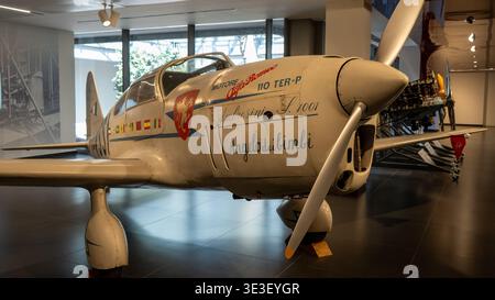 Mailand, Italien - 24. März 23: Nahaufnahme einer restaurierten Oldtimer-Flugzeugnase, eines Propellers und eines Cockpits im Museo Alfa Romeo in Arese, Lombardei I Stockfoto