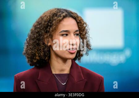 Im Bild, von links: Alisha Mendgen FOCUS Capital City Correspondent, GER, Berlin, Studio, Gast in Caren Miosgas politischer Talkshow, TV, Format, mit Moderator, das erste, von Adlershof im Studio 20, Thema: nach den Wahlen in Rheinland-Pfalz, 22. März 2026 Berlin am Studio 20 Berlin Deutschland Copyright: xUwexKochx Stockfoto