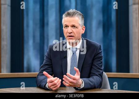 Im Bild, von links: Thorsten frei Leiter des Bundeskanzleramtes, CDU, GER, Berlin, Atelier, Gast in Caren Miosgas politischer Talkshow, TV, Format, mit Moderatorin das erste, von Adlershof im Studio 20, Thema: nach den Wahlen in Rheinland-Pfalz, 22. März 2026 Berlin am Studio 20 Berlin Deutschland Copyright: xUwexKochx Stockfoto