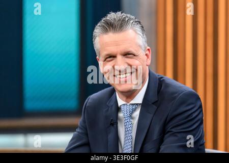 Im Bild, von links: Thorsten frei Leiter des Bundeskanzleramtes, CDU, GER, Berlin, Atelier, Gast in Caren Miosgas politischer Talkshow, TV, Format, mit Moderatorin das erste, von Adlershof im Studio 20, Thema: nach den Wahlen in Rheinland-Pfalz, 22. März 2026 Berlin am Studio 20 Berlin Deutschland Copyright: xUwexKochx Stockfoto