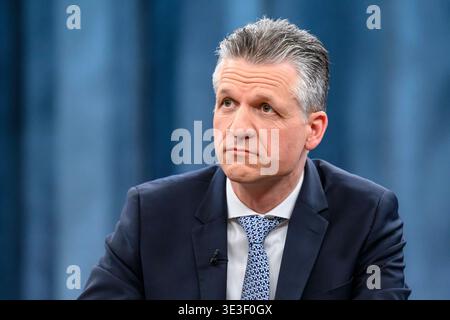 Im Bild, von links: Thorsten frei Leiter des Bundeskanzleramtes, CDU, GER, Berlin, Atelier, Gast in Caren Miosgas politischer Talkshow, TV, Format, mit Moderatorin das erste, von Adlershof im Studio 20, Thema: nach den Wahlen in Rheinland-Pfalz, 22. März 2026 Berlin am Studio 20 Berlin Deutschland Copyright: xUwexKochx Stockfoto