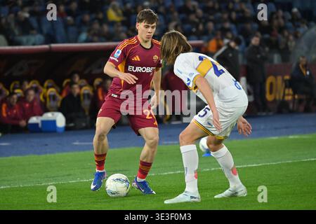 Roma, Italien. März 2026. Antonio Arena von AS Roma, Antonino Gallo von Lecce während der Serie A Enilive Match zwischen AS Roma und Lecce im olimpico-Stadion in Rom, Italien, 22. März 2026 Mattia Vian Credit: Independent Photo Agency/Alamy Live News Stockfoto