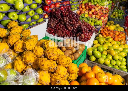 Tropische Früchte auf einem kolumbianischen Bauernmarkt. Stockfoto