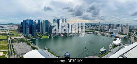 Ein Panoramablick auf Singapur zeigt Bürogebäude im Finanzviertel und andere Gebäude am Yachthafen. Stockfoto