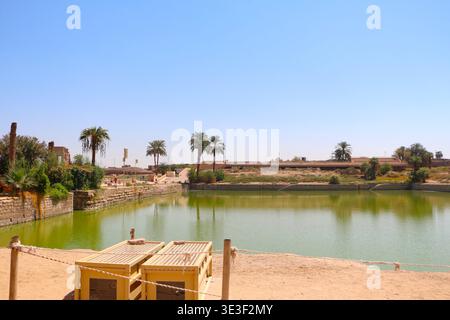 Heiliger See im antiken Karnak Tempelkomplex in Luxor, Ägypten Stockfoto