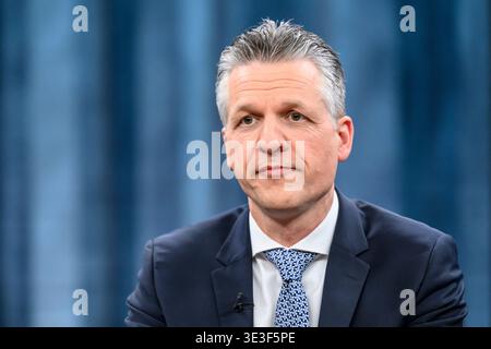 Berlin, Deutschland. März 2026. Im Bild, von links: Thorsten frei (Leiter des Bundeskanzleramtes, CDU), GER, Berlin, Atelier, Gast in Caren Miosgas politischer Talkshow, TV, Format, mit Moderatorin das erste, aus Adlershof - Studio 20, Thema: nach den Wahlen in Rheinland-Pfalz, 22. März 2026 (Foto: HMB Media/Uwe Koch/SIPA USA) Credit: SIPA USA/Alamy Live News Stockfoto