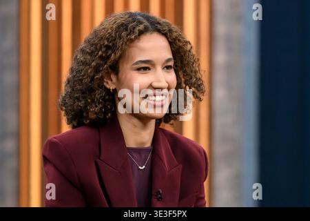 Berlin, Deutschland. März 2026. Im Bild, von links: Alisha Mendgen (FOCUS Capital City Correspondent), GER, Berlin, Studio, Gast in Caren Miosgas politischer Talkshow, TV, Format, mit Moderatorin, das erste, aus Adlershof - Studio 20, Thema: nach den Wahlen in Rheinland-Pfalz, 22. März 2026 (Foto: HMB Media/Uwe Koch/SIPA USA) Credit: SIPA USA/Alamy Live News Stockfoto