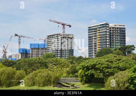 Jurong Singapur - 23. März 2026: Bau von Wohnhäusern im Lake District, von den Jurong Lake Gardens aus gesehen. Stockfoto