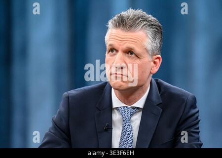 Berlin, Deutschland. März 2026. Im Bild, von links: Thorsten frei (Leiter des Bundeskanzleramtes, CDU), GER, Berlin, Atelier, Gast in Caren Miosgas politischer Talkshow, TV, Format, mit Moderatorin das erste, aus Adlershof - Studio 20, Thema: nach den Wahlen in Rheinland-Pfalz, 22. März 2026 (Foto: HMB Media/Uwe Koch/SIPA USA) Credit: SIPA USA/Alamy Live News Stockfoto